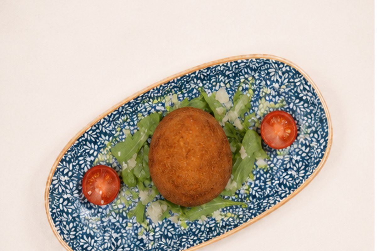 Frittierte Arancini auf Rucola mit Kirschtomaten