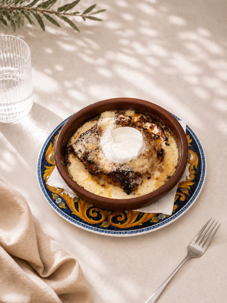 Im Terracottatöpfchen überbackene Lasagne mit Béchamel, Hackfleischsoße, Parmesan und geschmolzenem Käse