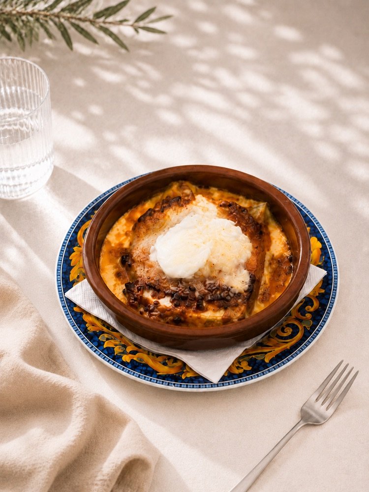 Im Terracottatöpfchen überbackene gefüllte Cannelloni mit Tomatensoße und geschmolzenem Käse