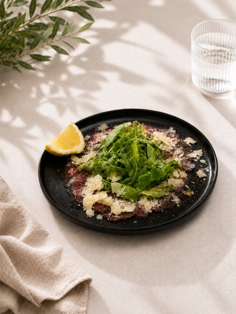 Carpaccio di Manzo mit Rucola, Parmesan und Zitrone