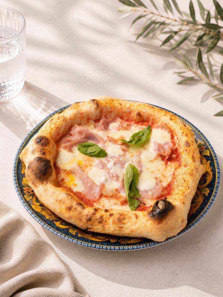 Pizza mit Tomatensoße, Fior di Latte und großen Scheiben gekochtem Schinken