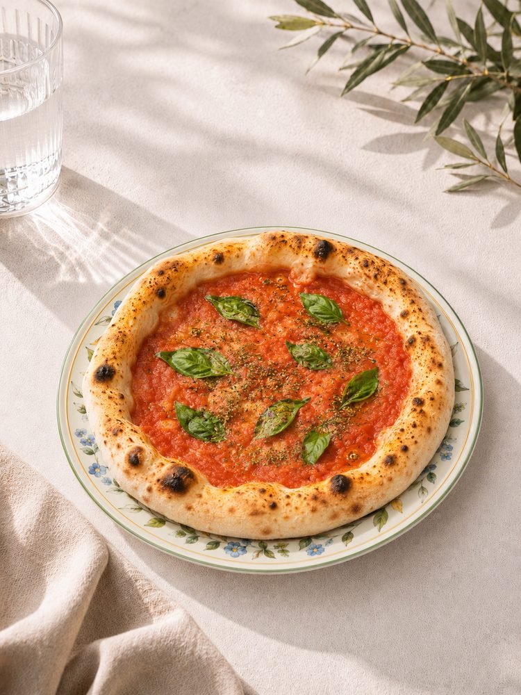 Neapolitanische Pizza ohne Käse: San-Marzano-Tomaten, Oregano, Olivenöl und frisches Basilikum